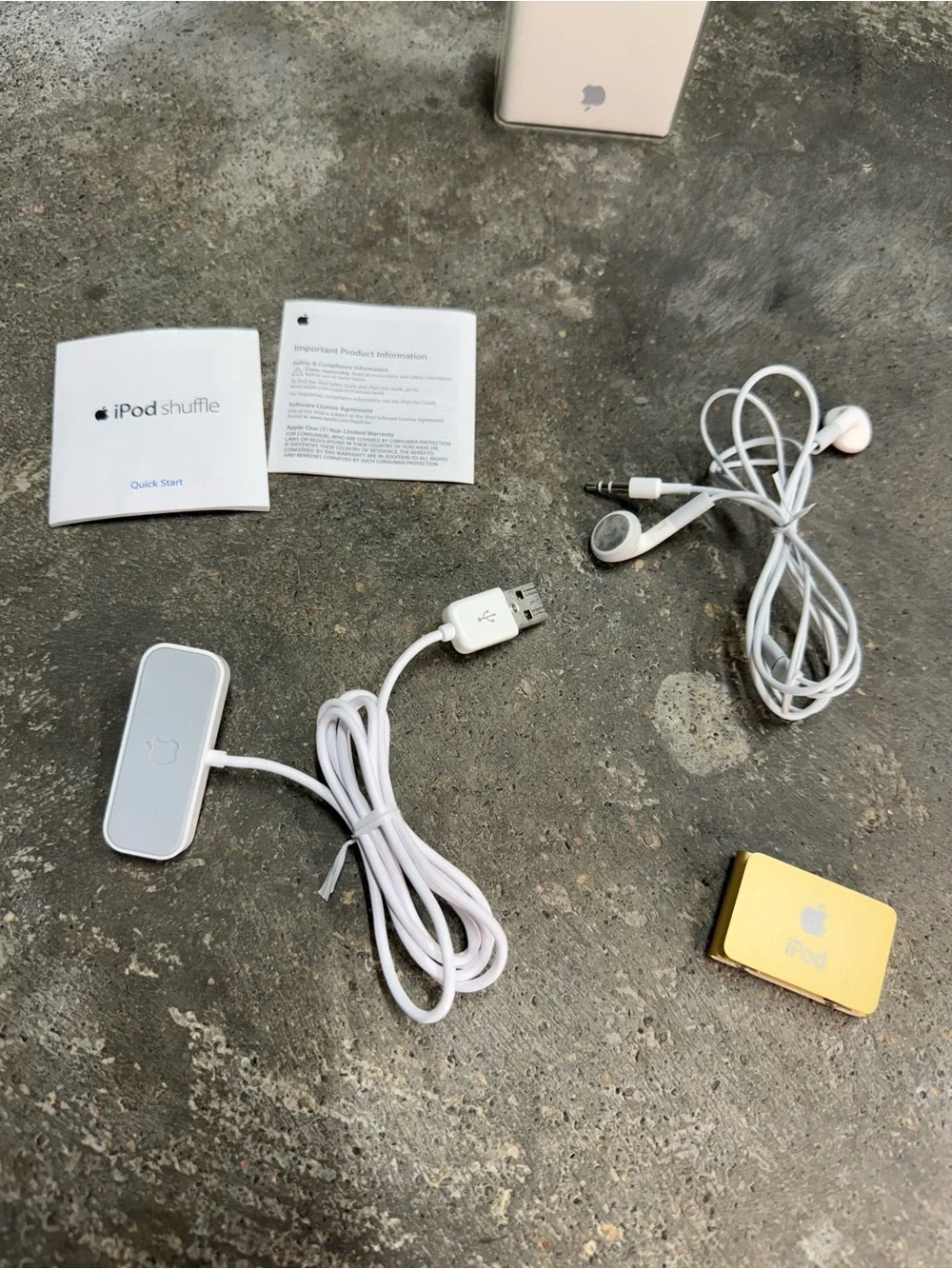 Apple iPod Shuffle 2nd Gen 1GB Gold Complete w/ Case Tested Working